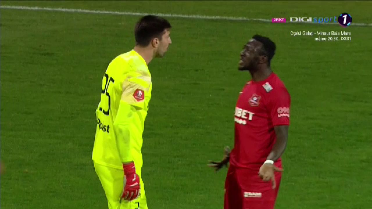 Altercație pe teren între doi jucători de la Hermannstadt! Despărțiți de colegi și sancționați de arbitru_14