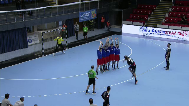 Cum a făcut asta? Aruncare magnifică reușită de Ante Kuduz în derby-ul CSA Steaua - CS Dinamo. Handbalistul a „spart” zidul advers_11