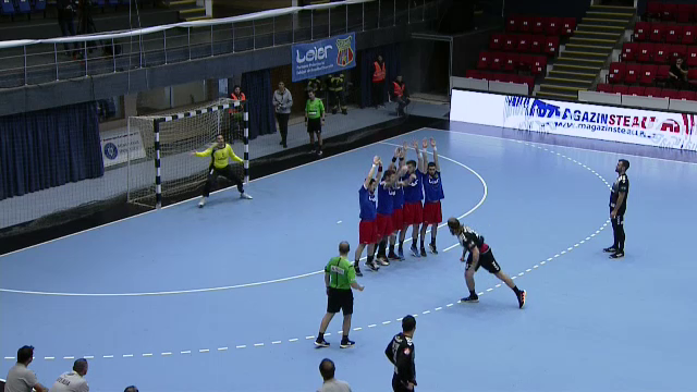 Cum a făcut asta? Aruncare magnifică reușită de Ante Kuduz în derby-ul CSA Steaua - CS Dinamo. Handbalistul a „spart” zidul advers_13