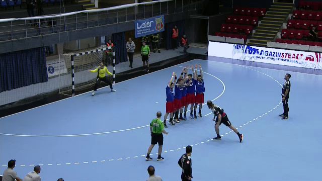 Cum a făcut asta? Aruncare magnifică reușită de Ante Kuduz în derby-ul CSA Steaua - CS Dinamo. Handbalistul a „spart” zidul advers_13