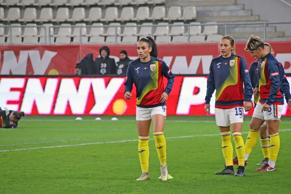 Cea mai frumoasă fotbalistă și cea mai atrăgătoare arbitră din România, admirate pe Stadionul Arcul de Triumf_9