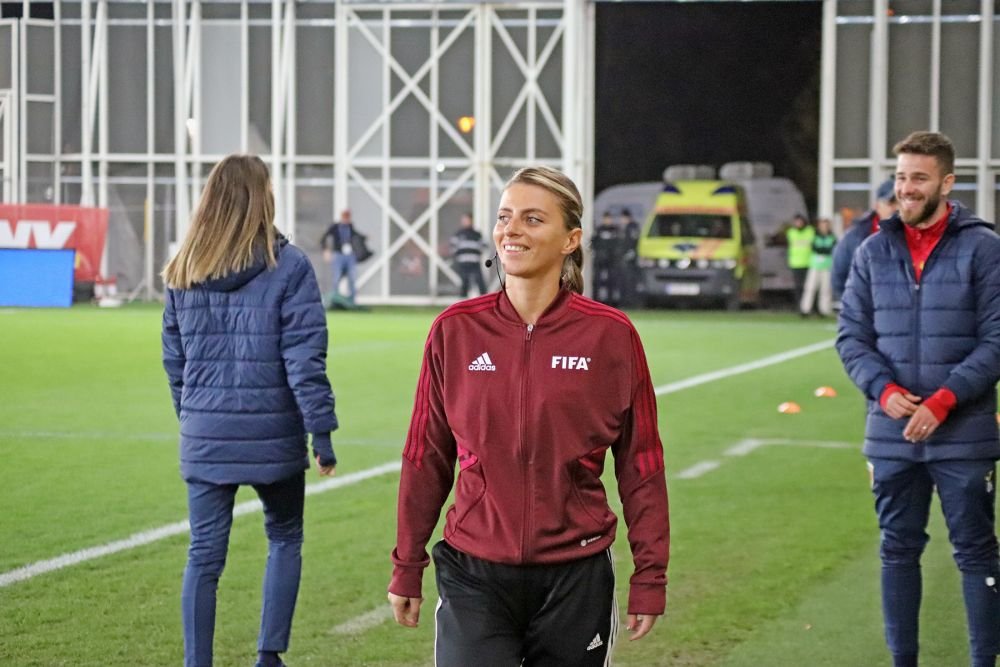 Cea mai frumoasă fotbalistă și cea mai atrăgătoare arbitră din România, admirate pe Stadionul Arcul de Triumf_11