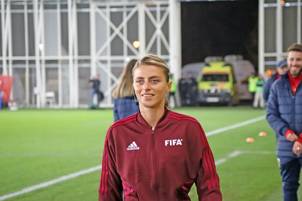 Cea mai frumoasă fotbalistă și cea mai atrăgătoare arbitră din România, admirate pe Stadionul Arcul de Triumf_12
