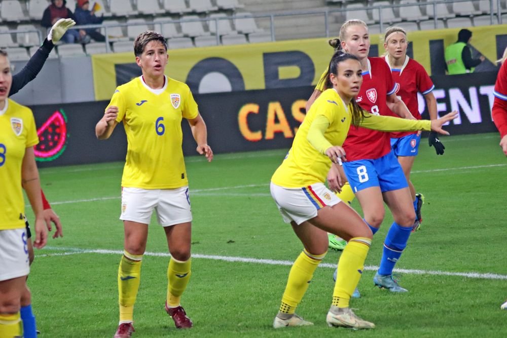 Cea mai frumoasă fotbalistă și cea mai atrăgătoare arbitră din România, admirate pe Stadionul Arcul de Triumf_17