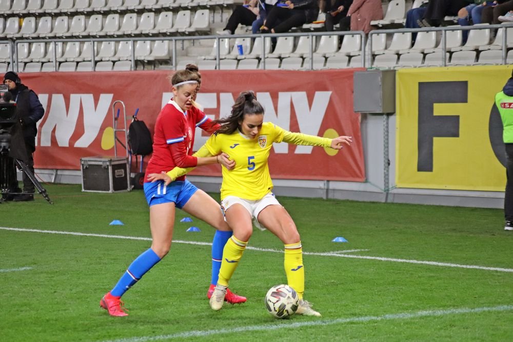 Cea mai frumoasă fotbalistă și cea mai atrăgătoare arbitră din România, admirate pe Stadionul Arcul de Triumf_18