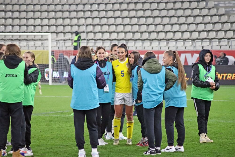 Cea mai frumoasă fotbalistă și cea mai atrăgătoare arbitră din România, admirate pe Stadionul Arcul de Triumf_19