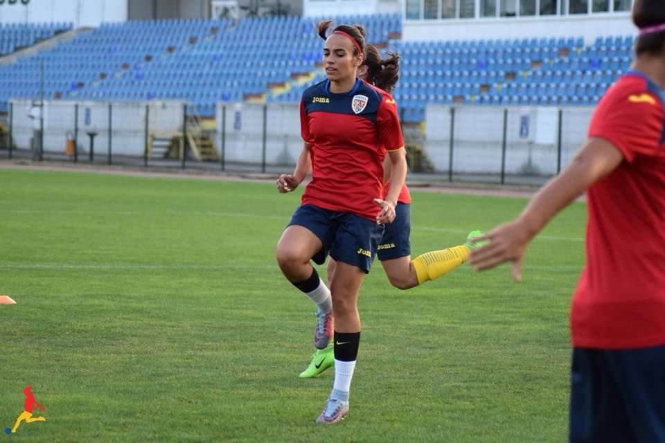 Cea mai frumoasă fotbalistă și cea mai atrăgătoare arbitră din România, admirate pe Stadionul Arcul de Triumf_33