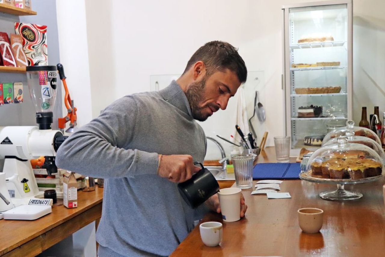 Și-a deschis cafenea, aproape de stadionul unde a debutat în fotbal: