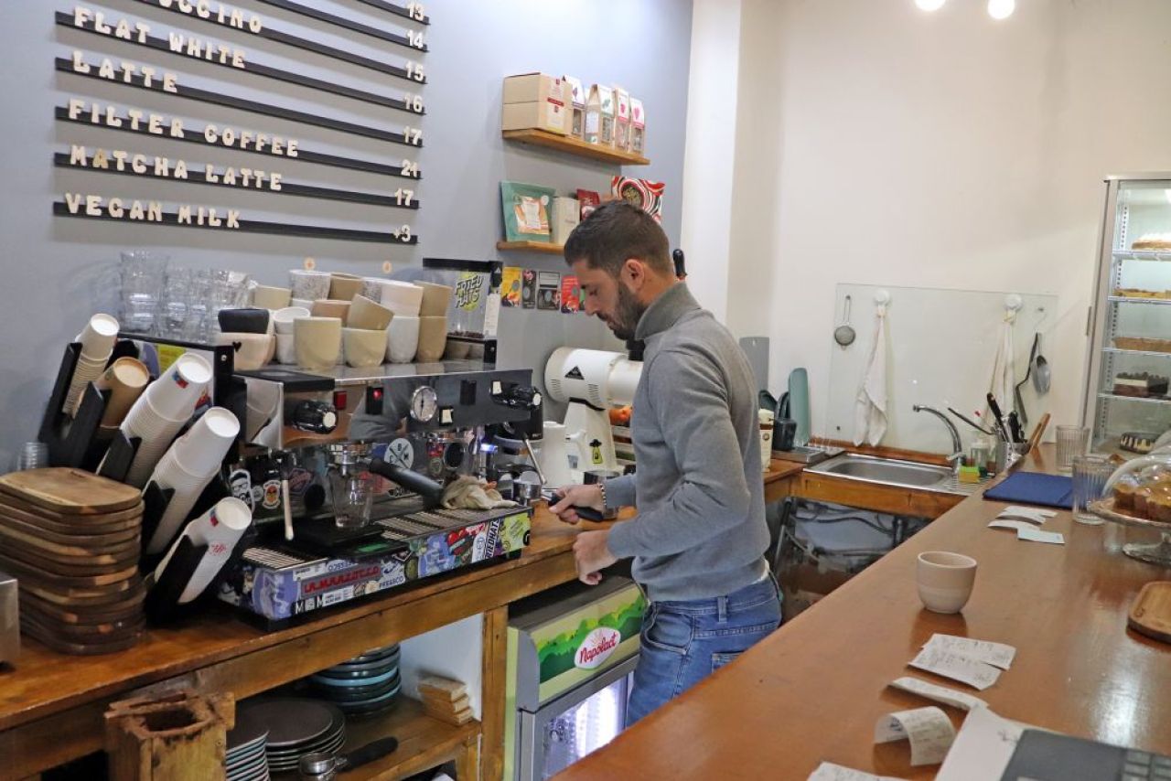 Și-a deschis cafenea, aproape de stadionul unde a debutat în fotbal:
