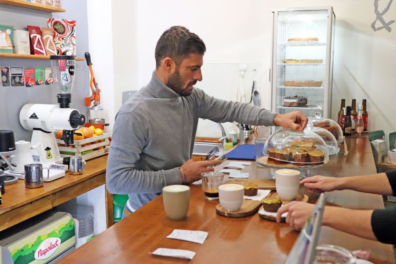 Și-a deschis cafenea, aproape de stadionul unde a debutat în fotbal: