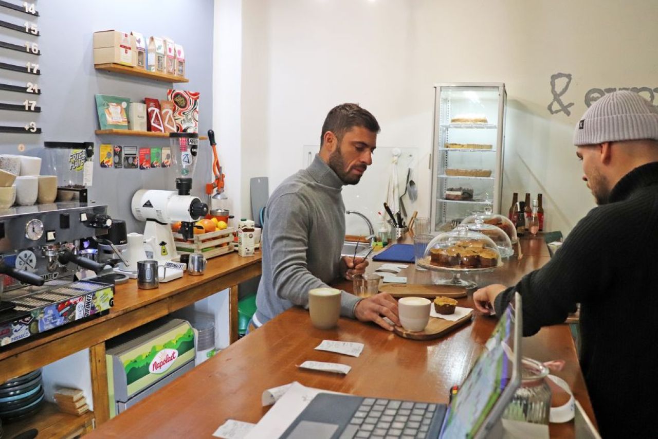Și-a deschis cafenea, aproape de stadionul unde a debutat în fotbal: