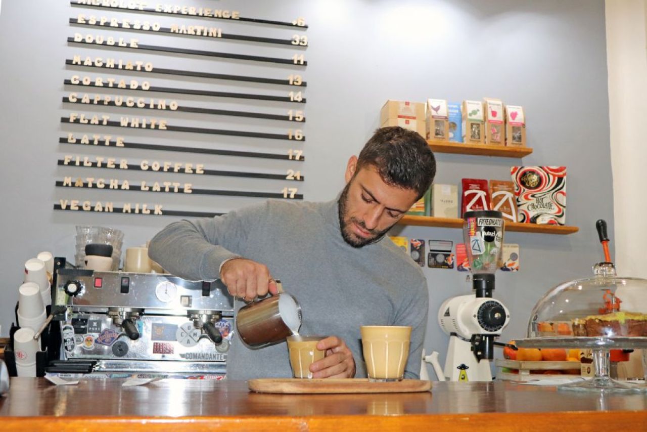 Și-a deschis cafenea, aproape de stadionul unde a debutat în fotbal: