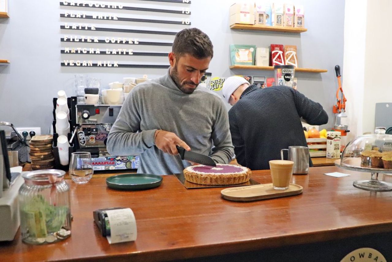 Și-a deschis cafenea, aproape de stadionul unde a debutat în fotbal: