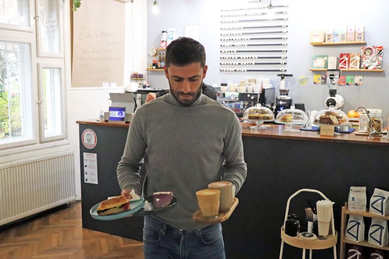 Și-a deschis cafenea, aproape de stadionul unde a debutat în fotbal: