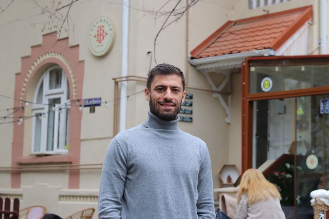 Și-a deschis cafenea, aproape de stadionul unde a debutat în fotbal: