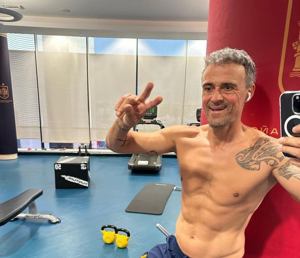 Luis Enrique, un adevărat influencer! Face stream-uri pe Twitch și se pozează non-stop pe Instagram! Și-a arătat pătrățelele în ultima postare