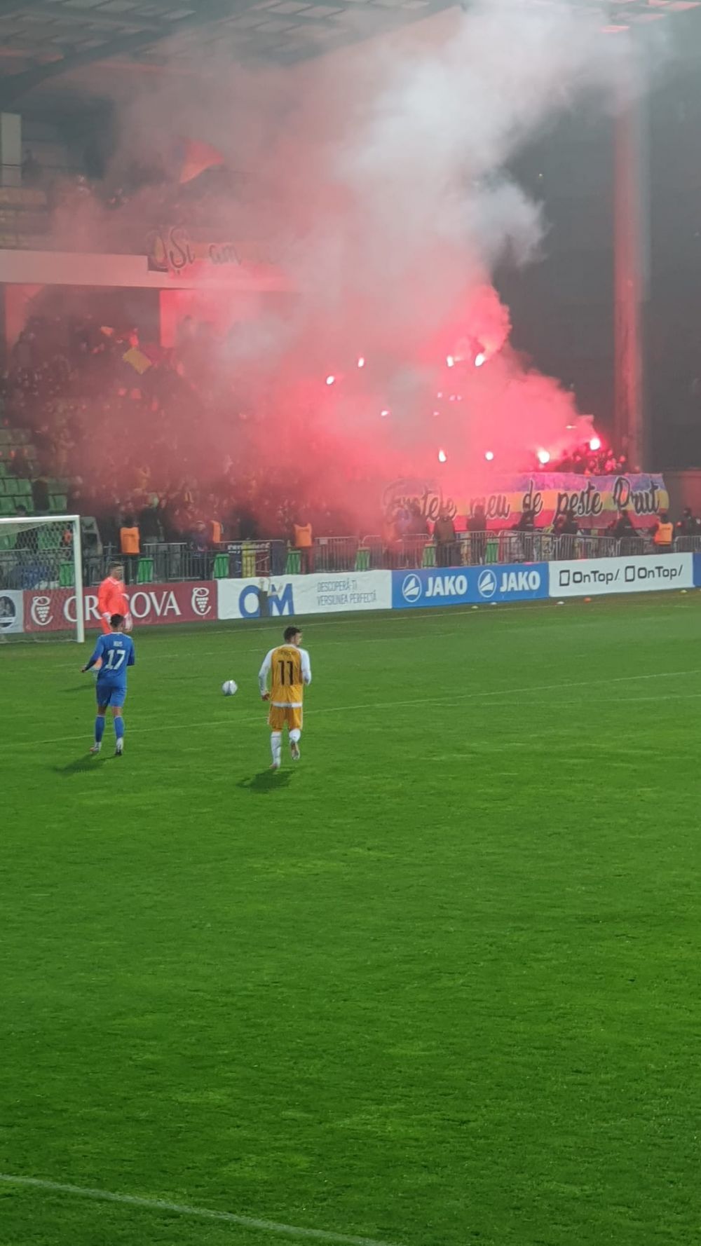 Bannerele afișate de suporteri, la Chișinău, în timpul partidei Moldova - România + imagini cu atmosfera incendiară realizată de fani_3