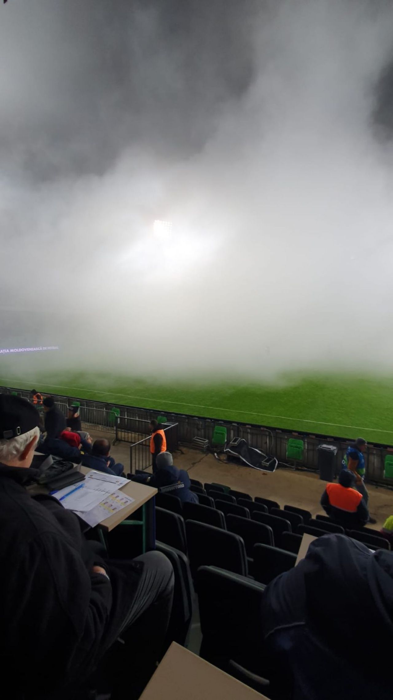 Bannerele afișate de suporteri, la Chișinău, în timpul partidei Moldova - România + imagini cu atmosfera incendiară realizată de fani_4