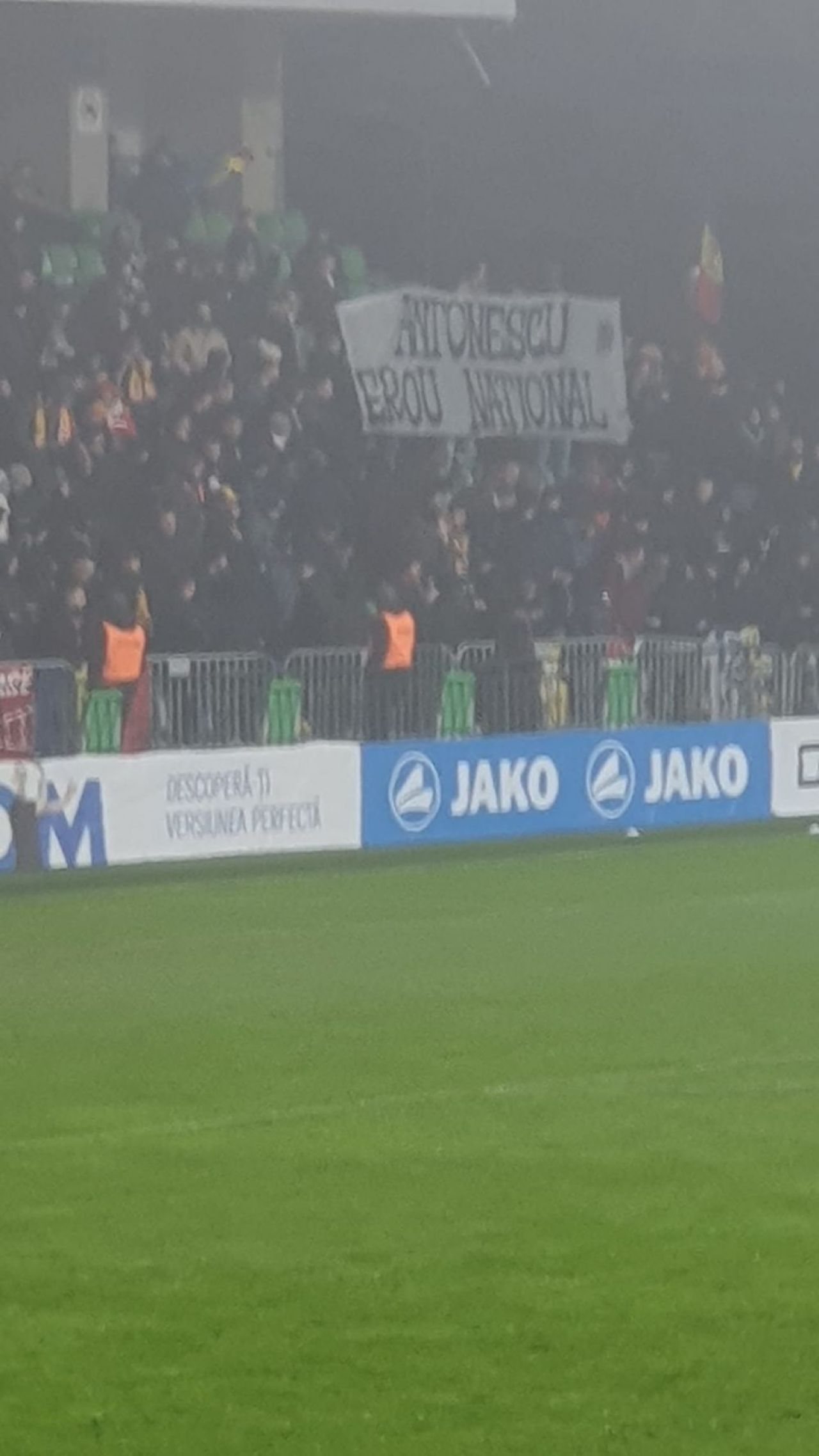 Bannerele afișate de suporteri, la Chișinău, în timpul partidei Moldova - România + imagini cu atmosfera incendiară realizată de fani_8