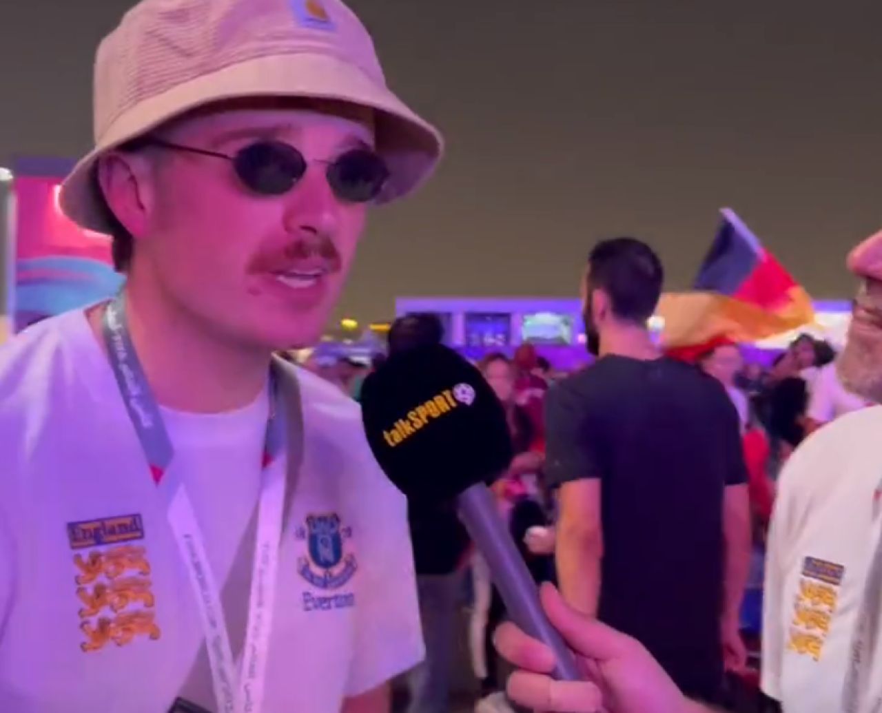 Vânătoarea de alcool s-a lăsat cu o experiență inedită pentru doi fani englezi, în Qatar: