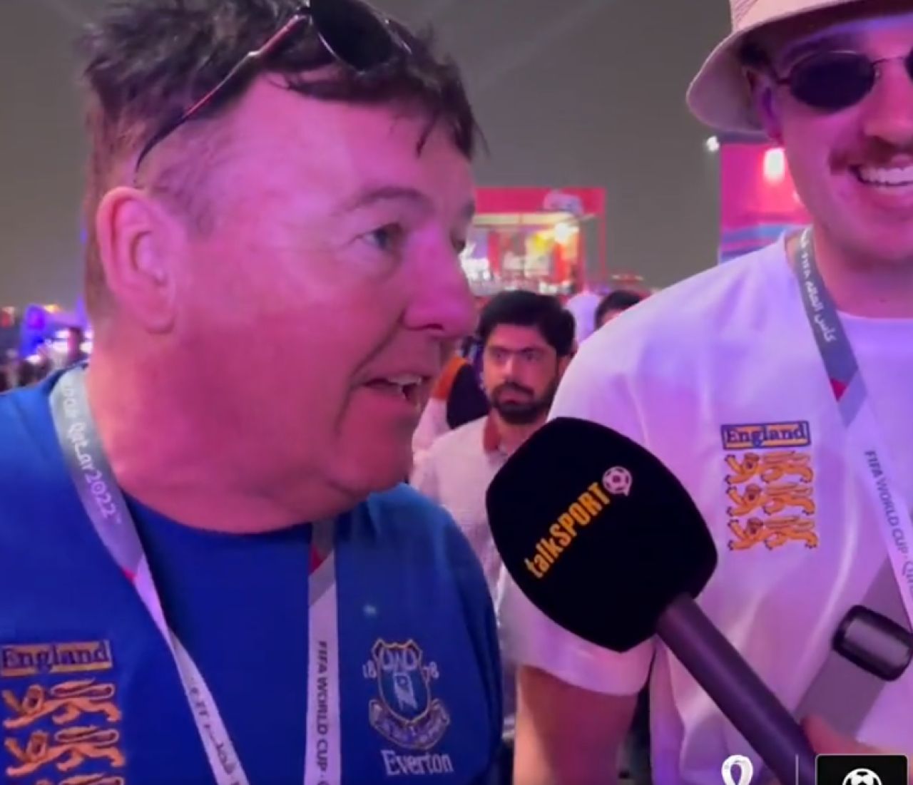 Vânătoarea de alcool s-a lăsat cu o experiență inedită pentru doi fani englezi, în Qatar: