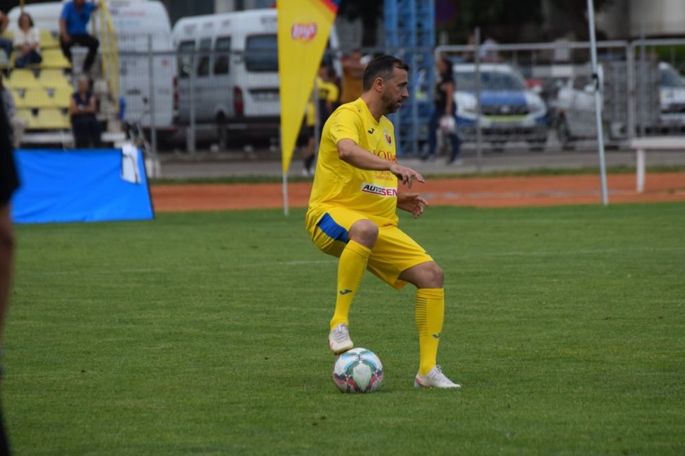 Seamănă Tavi Popescu cu Sânmărtean? 