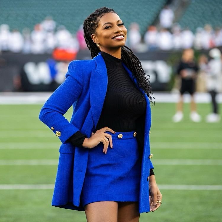 Taylor Rooks, o jurnalistă de sport din America, a devenit atracția momentului. Atleții se topesc în preajma ei_4