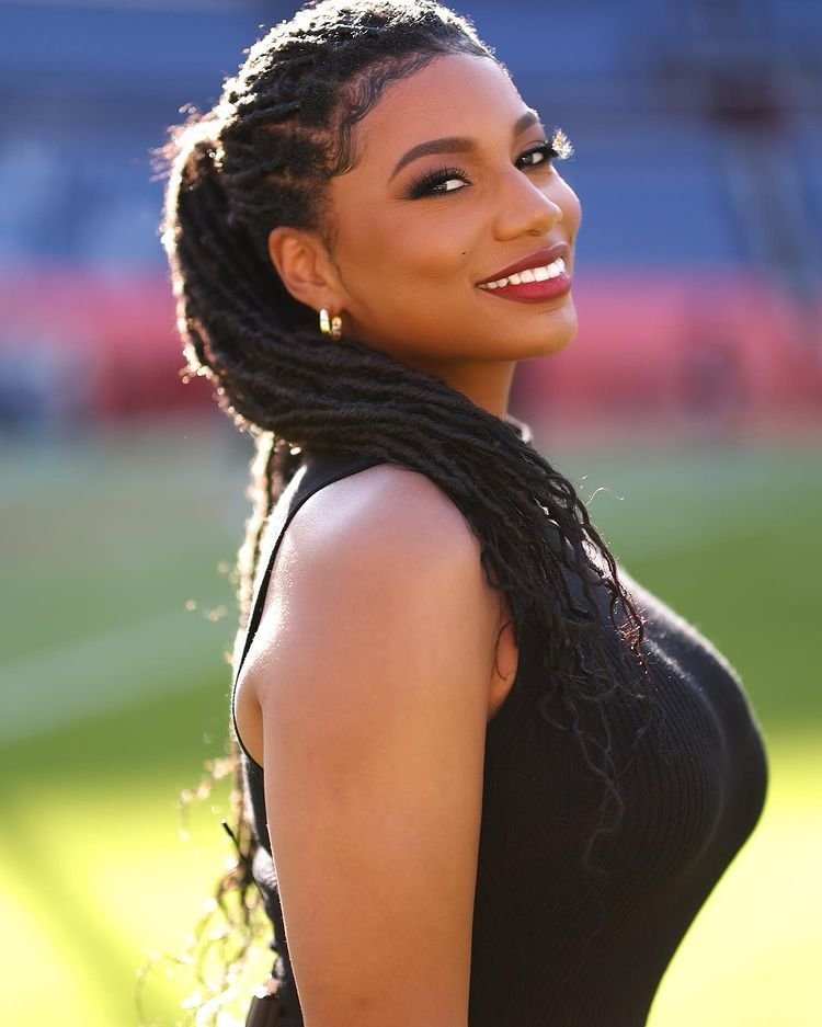 Taylor Rooks, o jurnalistă de sport din America, a devenit atracția momentului. Atleții se topesc în preajma ei_6