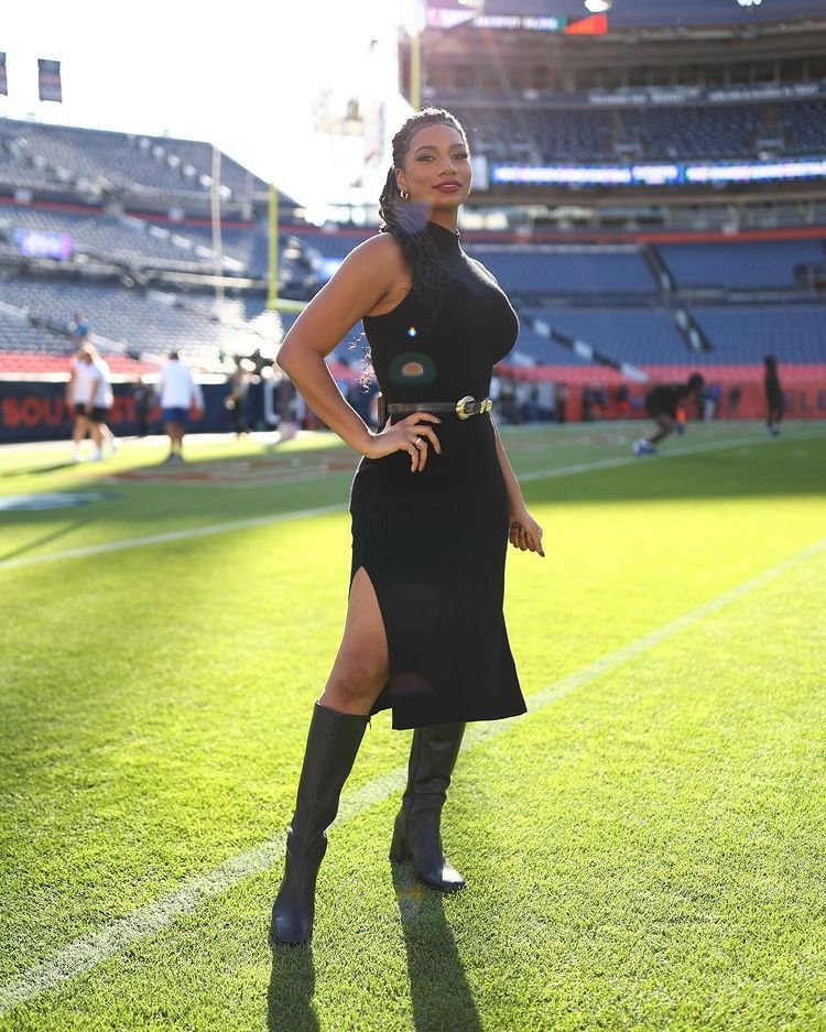 Taylor Rooks, o jurnalistă de sport din America, a devenit atracția momentului. Atleții se topesc în preajma ei_7