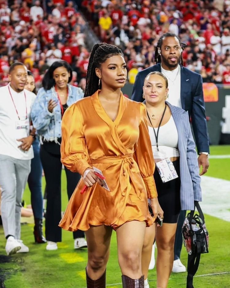 Taylor Rooks, o jurnalistă de sport din America, a devenit atracția momentului. Atleții se topesc în preajma ei_8