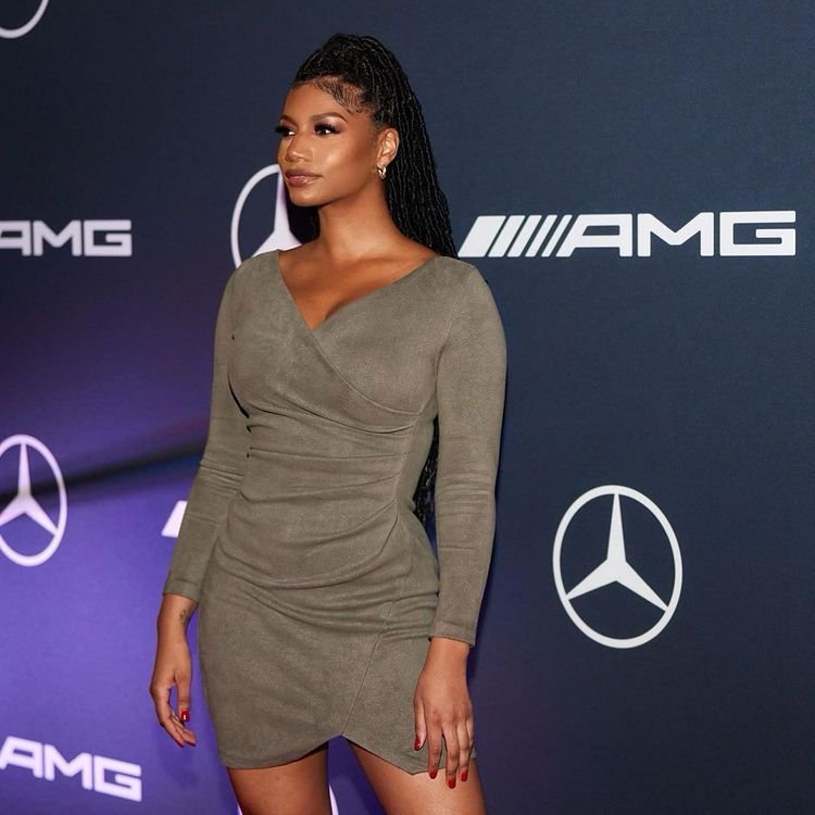 Taylor Rooks, o jurnalistă de sport din America, a devenit atracția momentului. Atleții se topesc în preajma ei_11