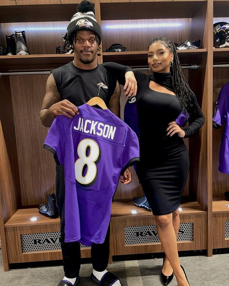 Taylor Rooks, o jurnalistă de sport din America, a devenit atracția momentului. Atleții se topesc în preajma ei_14