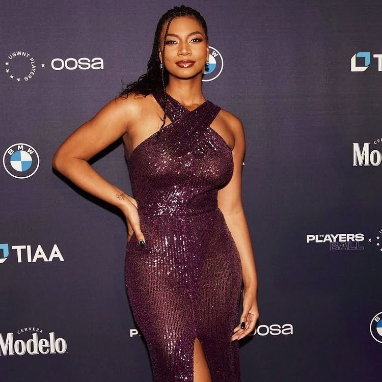 Taylor Rooks, o jurnalistă de sport din America, a devenit atracția momentului. Atleții se topesc în preajma ei_15