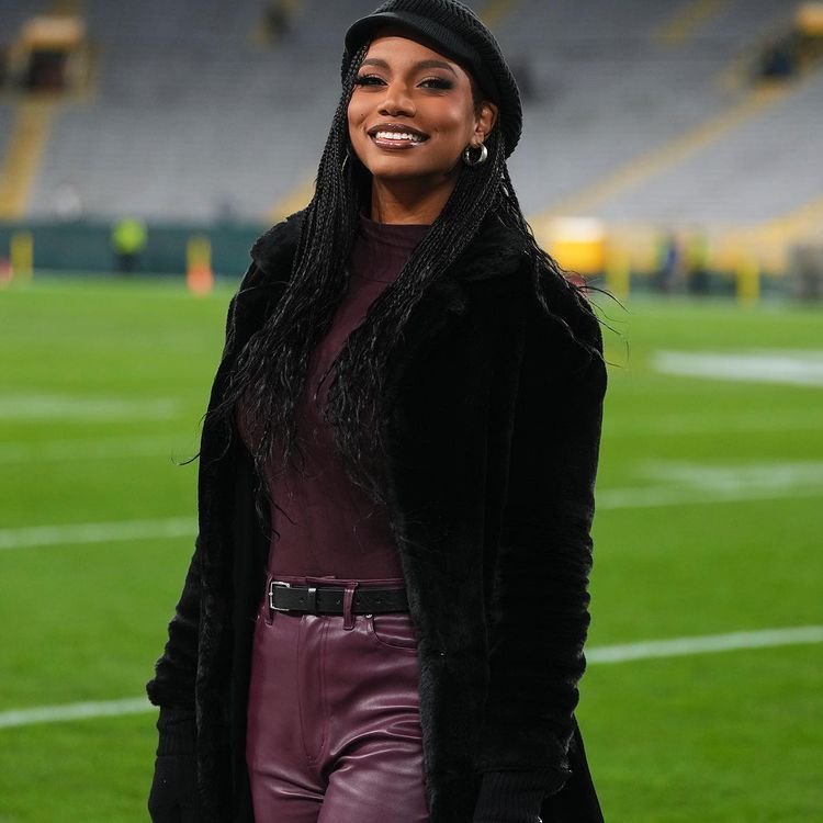 Taylor Rooks, o jurnalistă de sport din America, a devenit atracția momentului. Atleții se topesc în preajma ei_16
