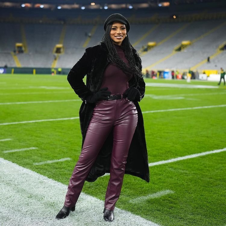 Taylor Rooks, o jurnalistă de sport din America, a devenit atracția momentului. Atleții se topesc în preajma ei_17