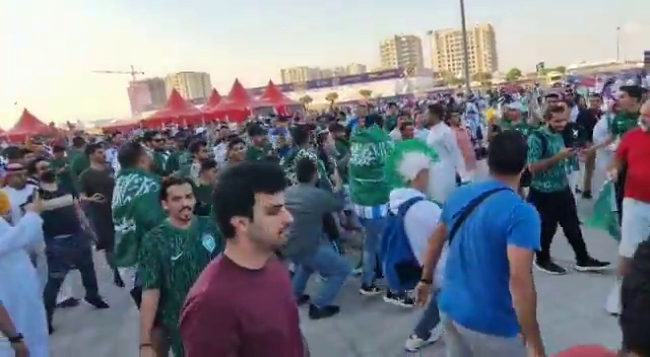 Umilința supremă! Cum au sărbătorit fanii Arabiei Saudite victoria cu Argentina_3