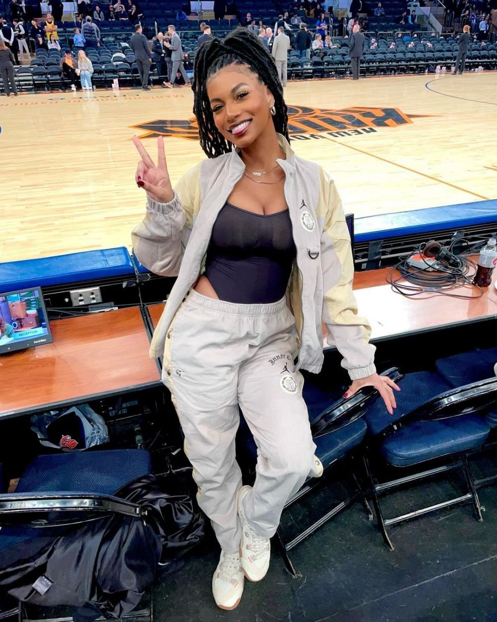 Taylor Rooks, o jurnalistă de sport din America, a devenit atracția momentului. Atleții se topesc în preajma ei_31