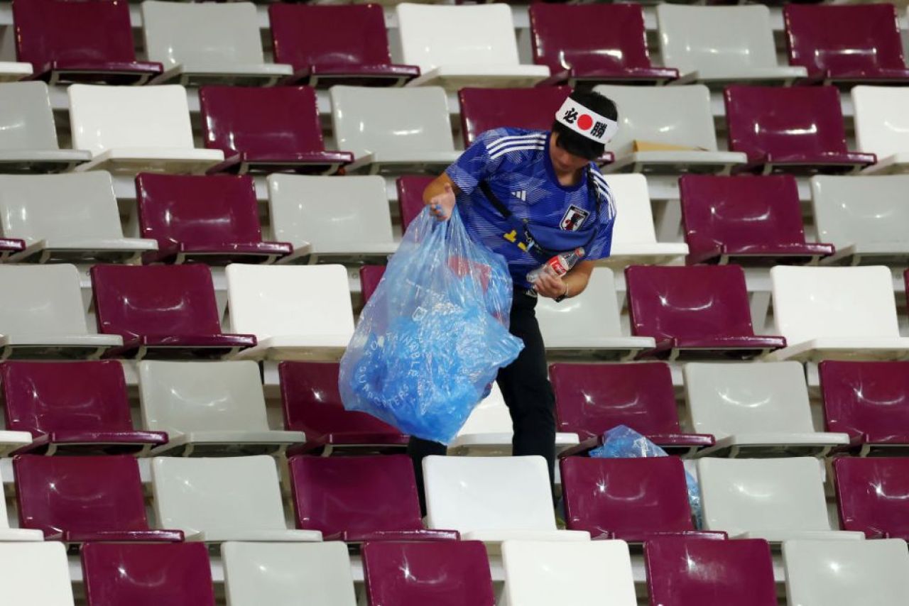Fanii Japoniei, din nou la înălțime! Au rămas și după meciul cu Germania pentru a strânge toate gunoaiele_10