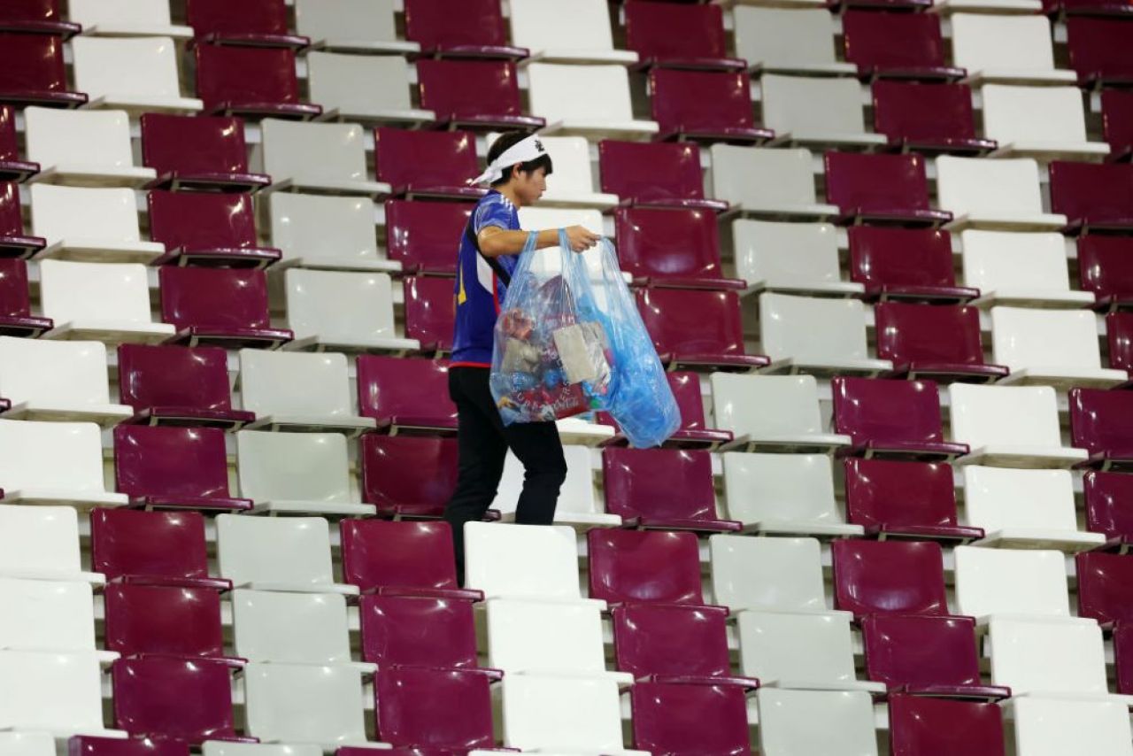 Fanii Japoniei, din nou la înălțime! Au rămas și după meciul cu Germania pentru a strânge toate gunoaiele_12