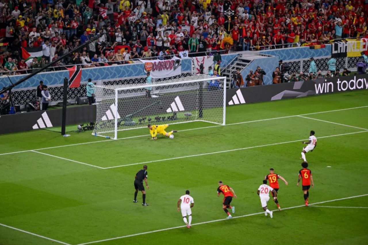 ”Spider-Man” Courtois! Portarul lui Real Madrid a apărat penalty-ul executat de starul lui Bayern Munchen_2