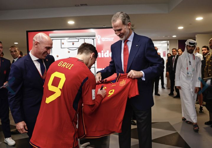 Regele Spaniei a mers &icirc;n vestiar după victoria la scor cu Costa Rica. Discursul ținut &icirc;n fața jucătorului