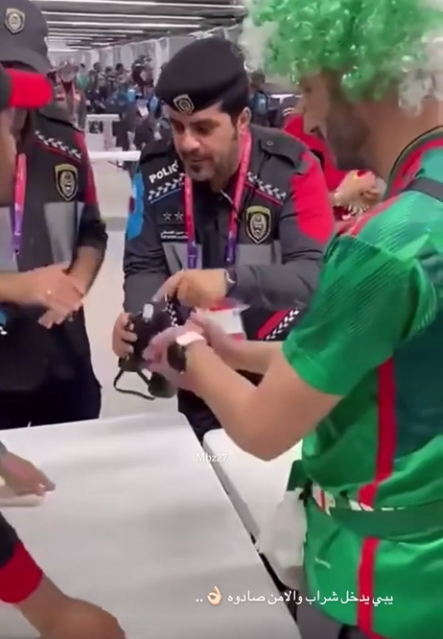Trucul folosit de un fan la Cupa Mondială pentru a introduce alcool pe stadionul din Qatar. Secvențele sunt virale