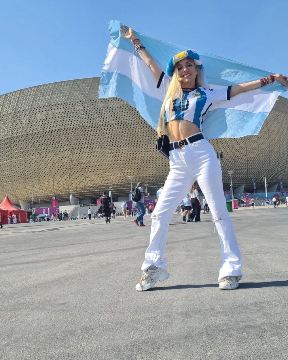 Ea este cel mai sexy fan al naționalei Argentinei. Melisia Artista este cântăreață, influencer, dar și o împătimită a fotbalului_10