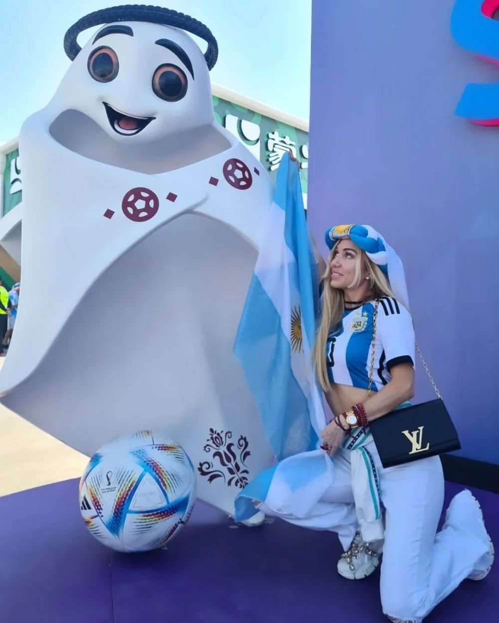 Ea este cel mai sexy fan al naționalei Argentinei. Melisia Artista este cântăreață, influencer, dar și o împătimită a fotbalului_11