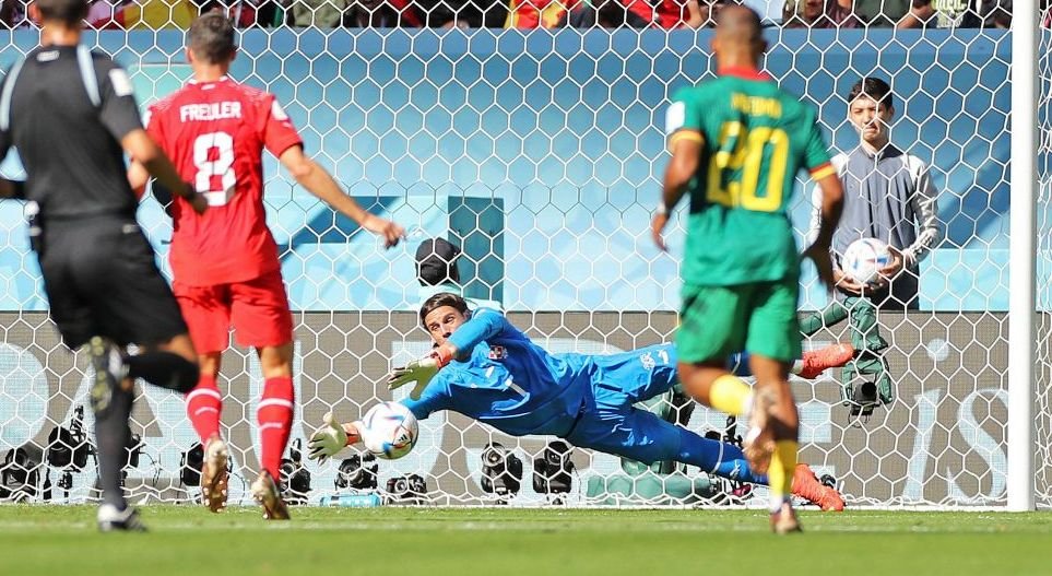 Sommer time! Portarul Yann Sommer a fost MVP în meciul viitoarei noastre adversare din preliminarii, Elveția - Camerun 1-0_2