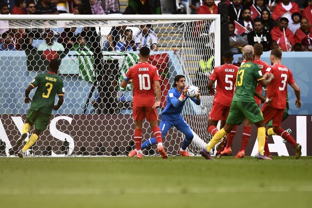 Sommer time! Portarul Yann Sommer a fost MVP în meciul viitoarei noastre adversare din preliminarii, Elveția - Camerun 1-0_3