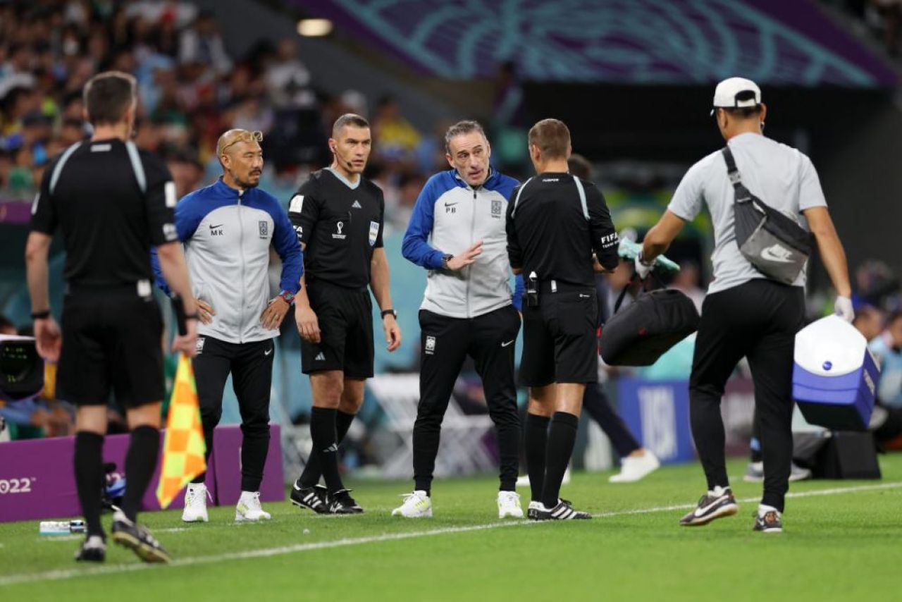 Istvan Kovacs a avut ”de furcă” în Uruguay - Coreea de Sud! Cine i-a făcut ”probleme” arbitrului român_5