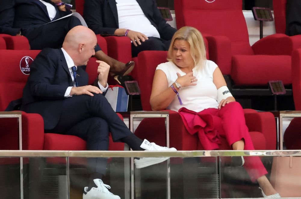 Imaginile cu Gianni Infantino care au stârnit indignare. A interzis banderola curcubeu, dar s-a pozat așa, alături de un oficial neamț_2