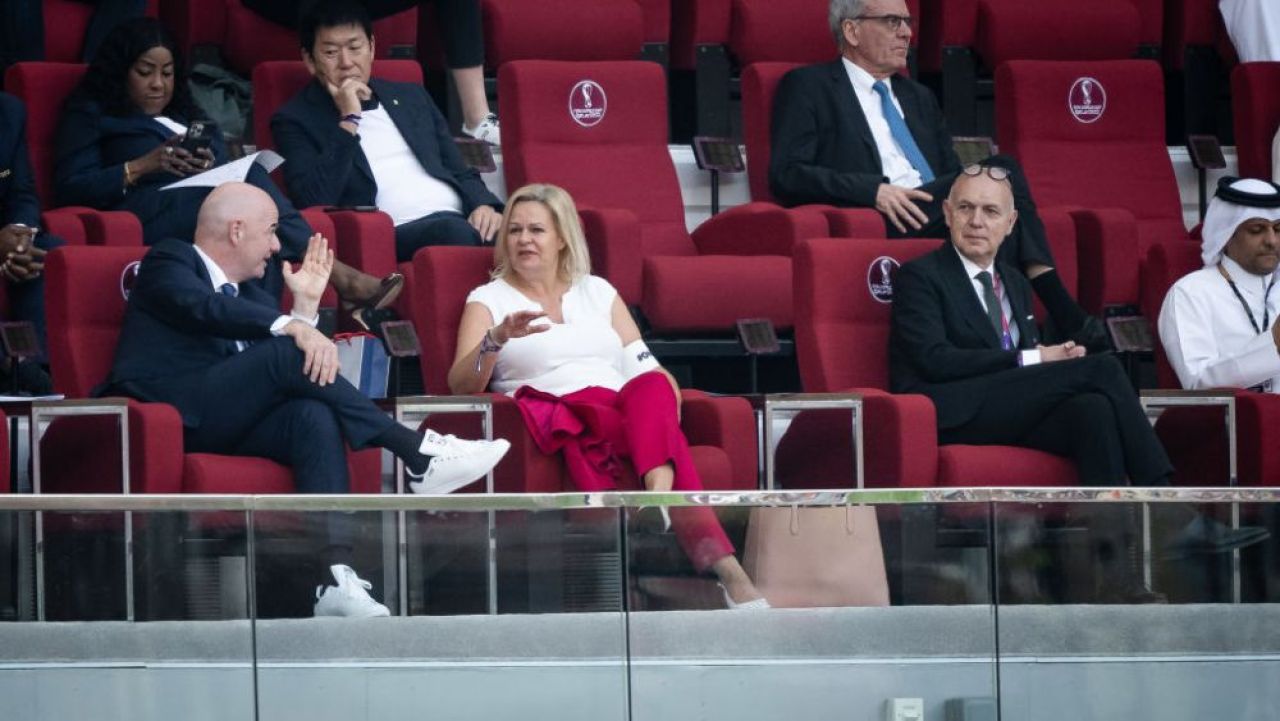 Imaginile cu Gianni Infantino care au stârnit indignare. A interzis banderola curcubeu, dar s-a pozat așa, alături de un oficial neamț_4