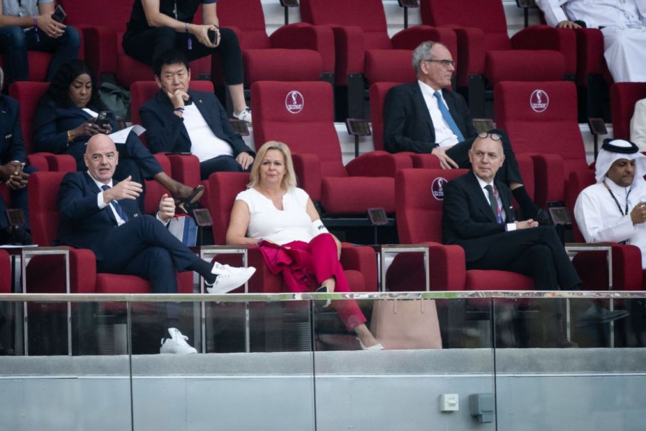 Imaginile cu Gianni Infantino care au stârnit indignare. A interzis banderola curcubeu, dar s-a pozat așa, alături de un oficial neamț_5